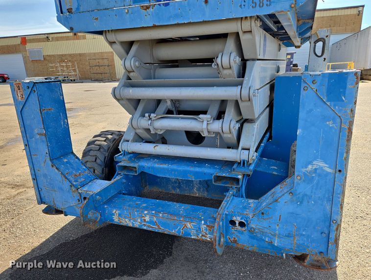 image for item EO0845 2004 Genie GS-4390 scissor lift