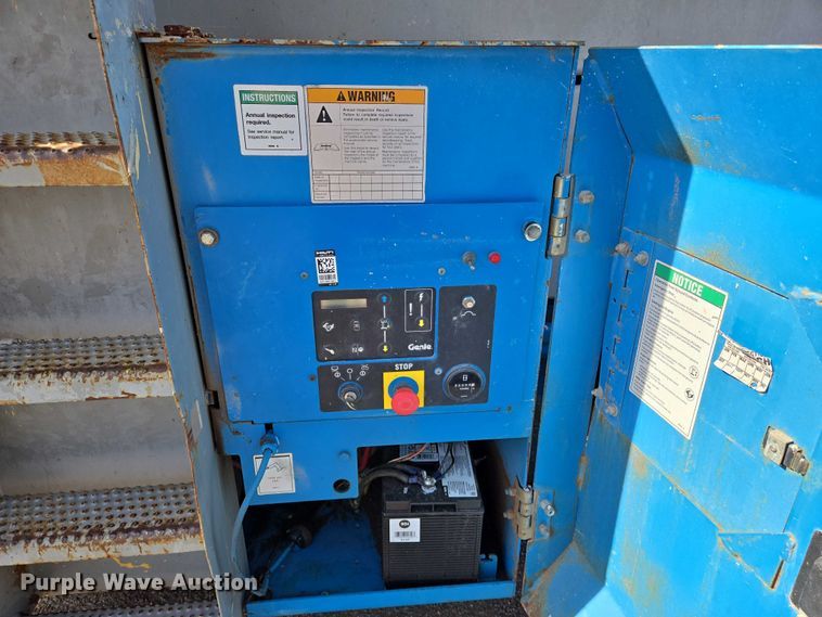 image for item EO0845 2004 Genie GS-4390 scissor lift