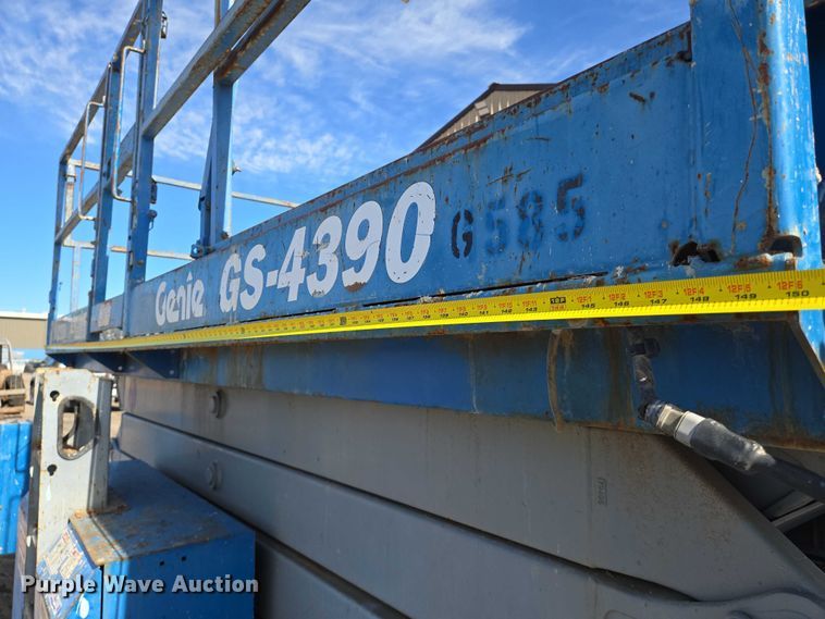 image for item EO0845 2004 Genie GS-4390 scissor lift