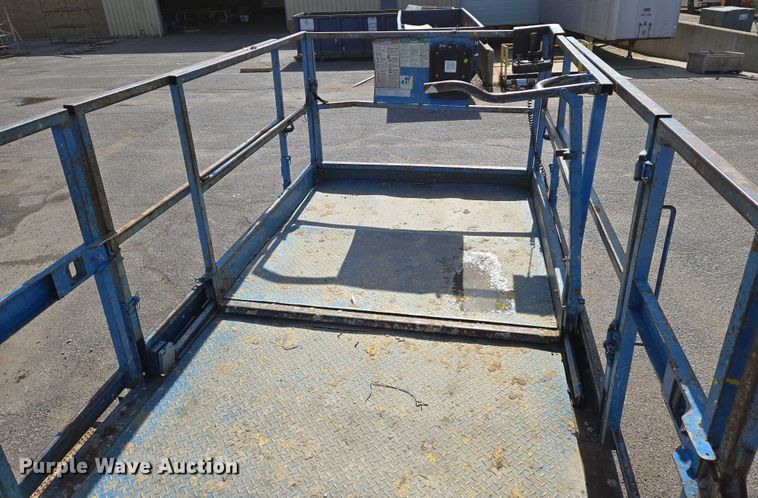 image for item EO0845 2004 Genie GS-4390 scissor lift