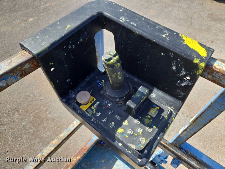 image for item EO0845 2004 Genie GS-4390 scissor lift