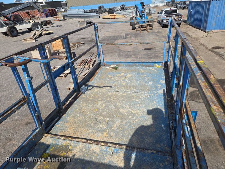 image for item EO0845 2004 Genie GS-4390 scissor lift