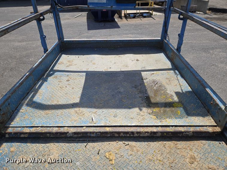 image for item EO0845 2004 Genie GS-4390 scissor lift