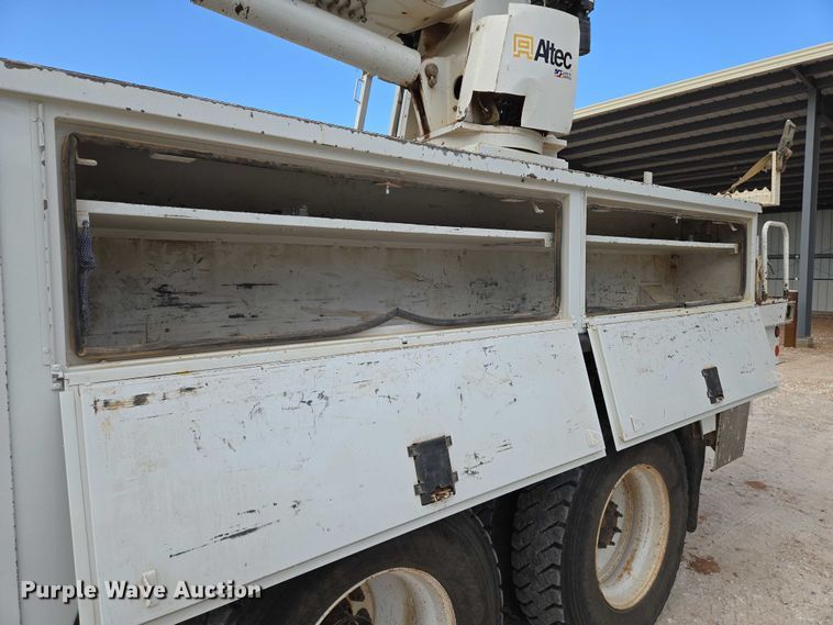 image for item EO0910 2014 Freightliner Business Class M2 digger derrick truck