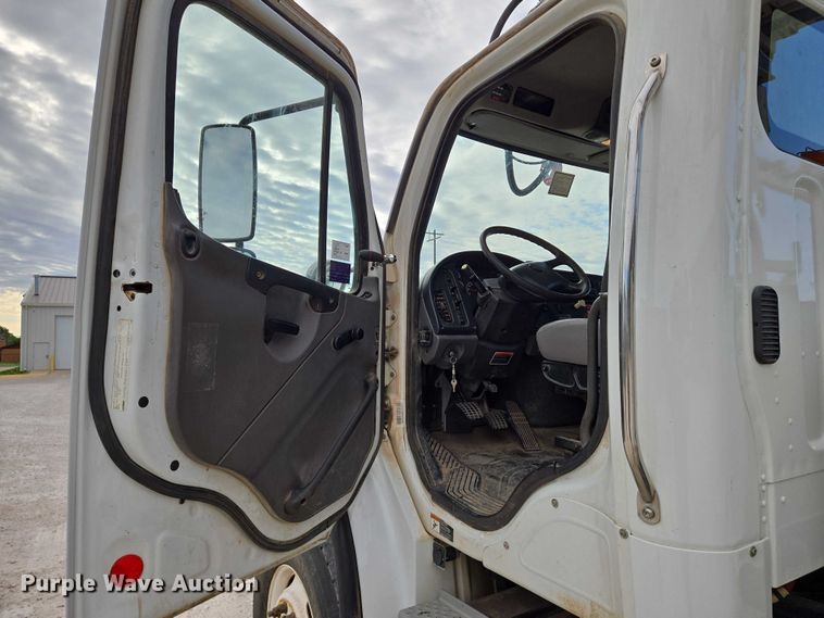 image for item EO0910 2014 Freightliner Business Class M2 digger derrick truck