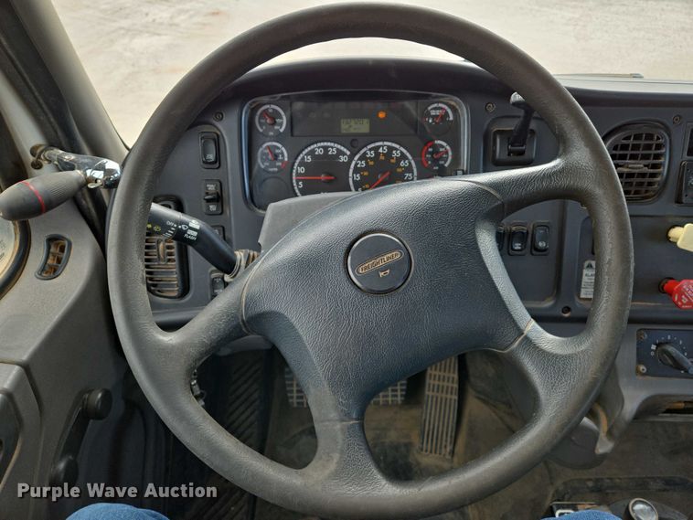 image for item EO0910 2014 Freightliner Business Class M2 digger derrick truck