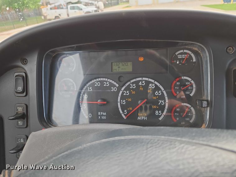 image for item EO0910 2014 Freightliner Business Class M2 digger derrick truck