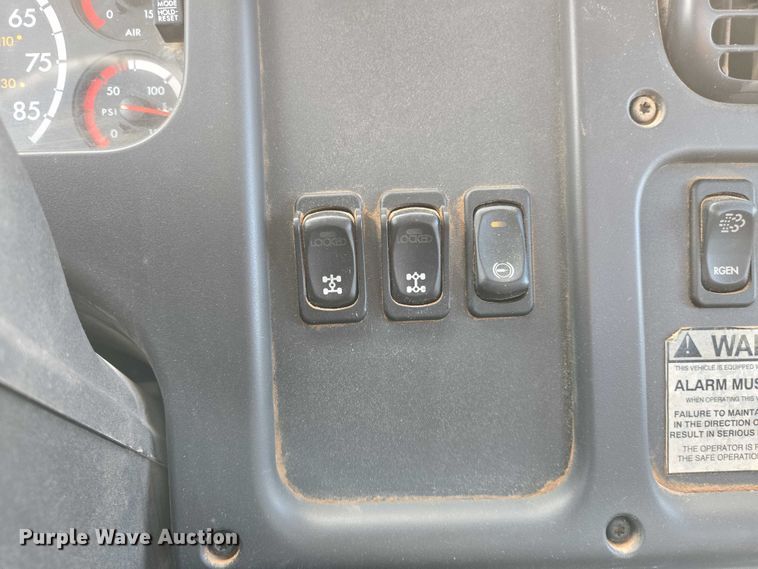 image for item EO0910 2014 Freightliner Business Class M2 digger derrick truck