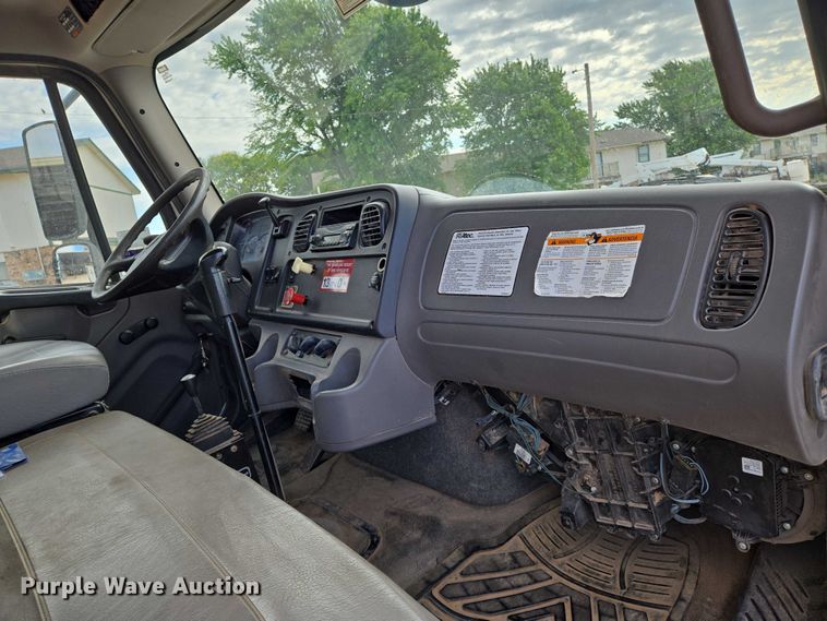 image for item EO0910 2014 Freightliner Business Class M2 digger derrick truck