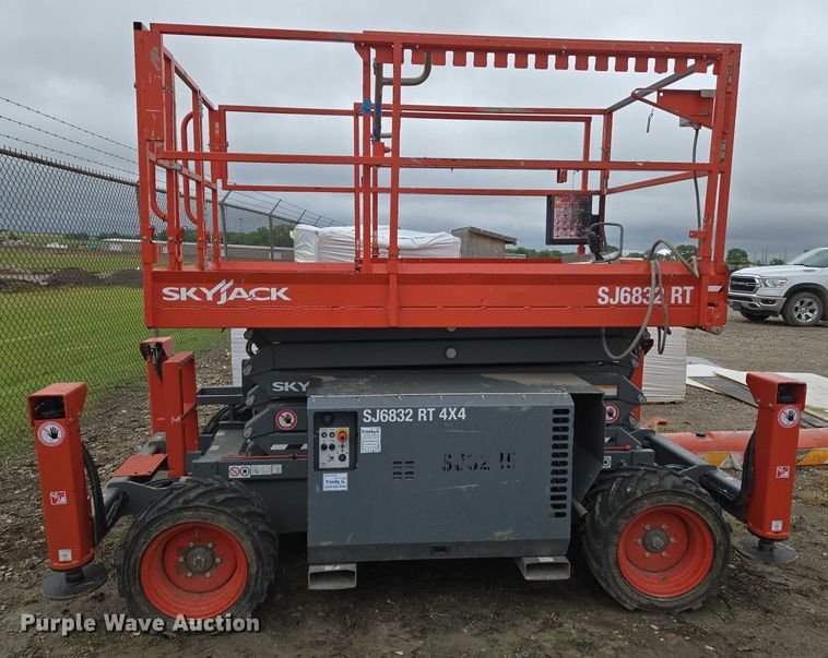 image for item EO0957 2018 Skyjack  SJ 6832RT scissor lift
