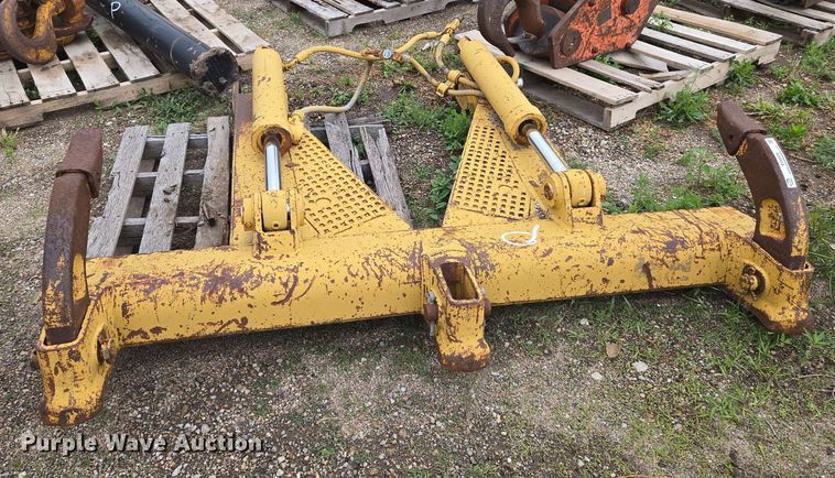 image for item EO0970 Caterpillar  140 rear ripper