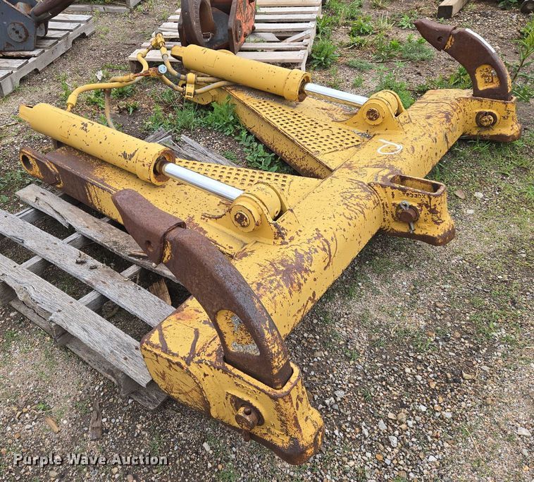 image for item EO0970 Caterpillar  140 rear ripper