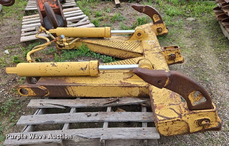 image for item EO0970 Caterpillar  140 rear ripper