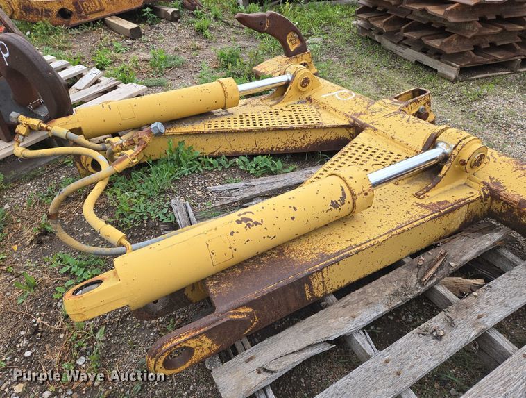 image for item EO0970 Caterpillar  140 rear ripper