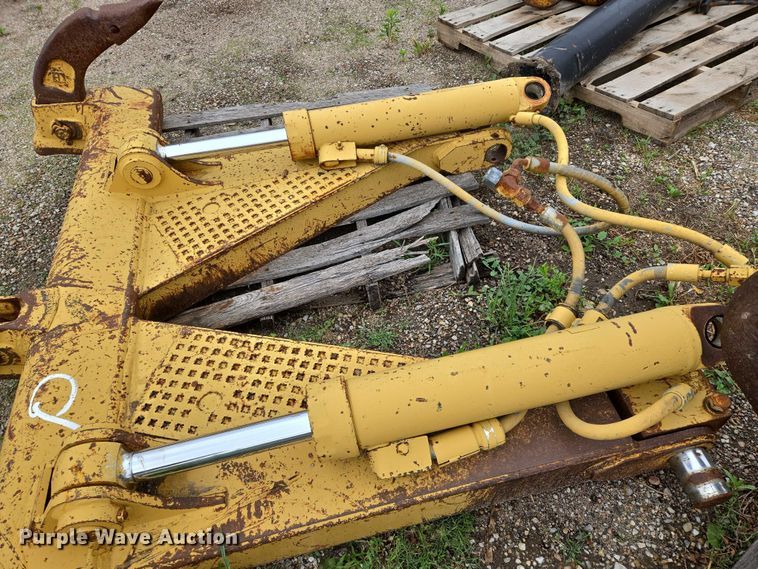 image for item EO0970 Caterpillar  140 rear ripper