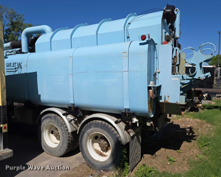 image for item EQ6996 2005 International 7500 sewer jetter truck