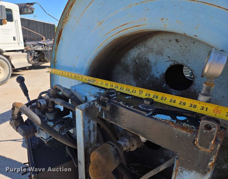 image for item EQ6996 2005 International 7500 sewer jetter truck