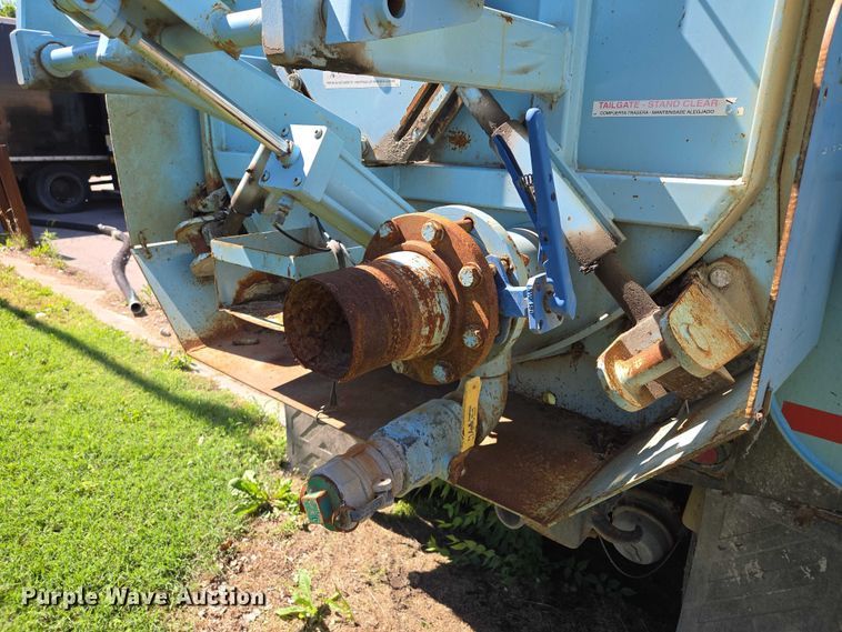 image for item EQ6996 2005 International 7500 sewer jetter truck