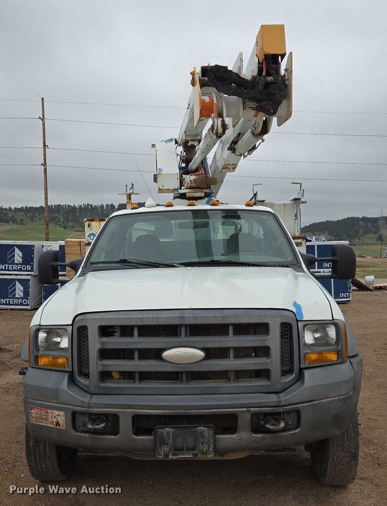 image for item ER5239 2005 Ford F550 Super Duty bucket truck