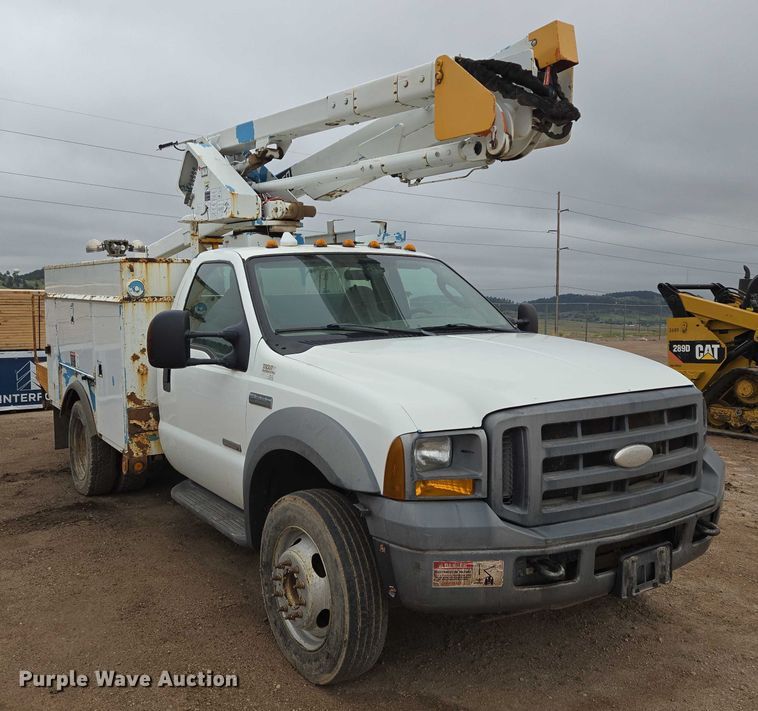 image for item ER5239 2005 Ford F550 Super Duty bucket truck