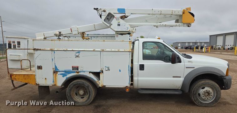 image for item ER5239 2005 Ford F550 Super Duty bucket truck