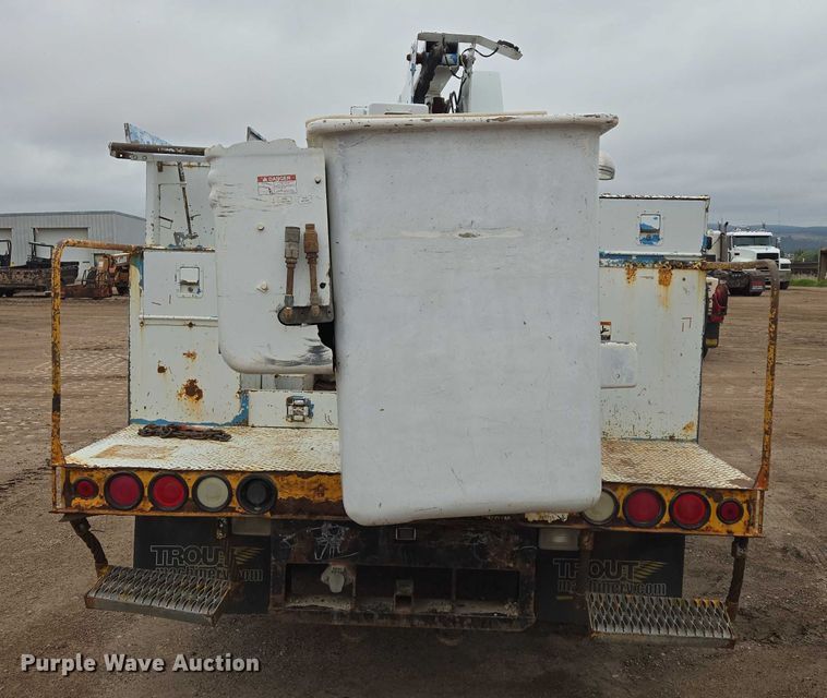 image for item ER5239 2005 Ford F550 Super Duty bucket truck