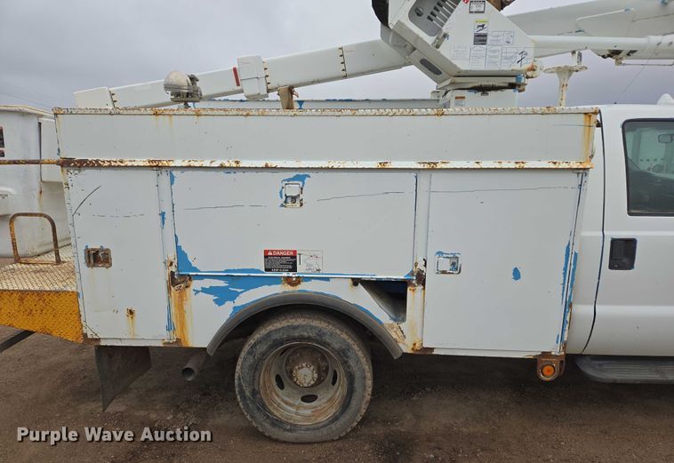 image for item ER5239 2005 Ford F550 Super Duty bucket truck