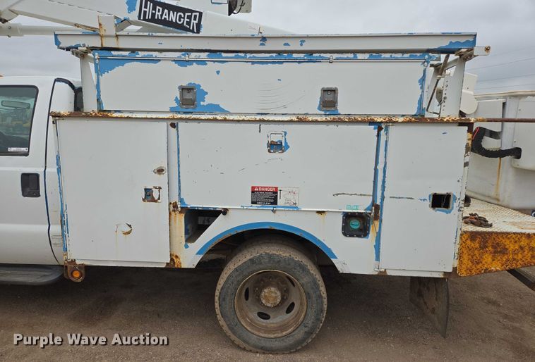 image for item ER5239 2005 Ford F550 Super Duty bucket truck