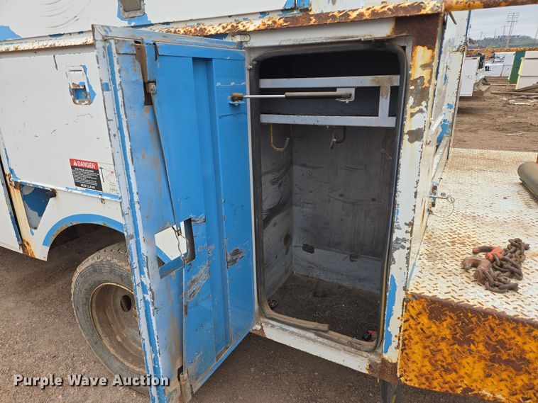 image for item ER5239 2005 Ford F550 Super Duty bucket truck