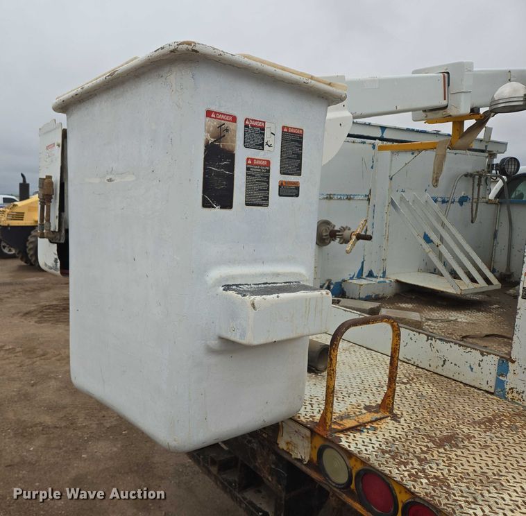 image for item ER5239 2005 Ford F550 Super Duty bucket truck