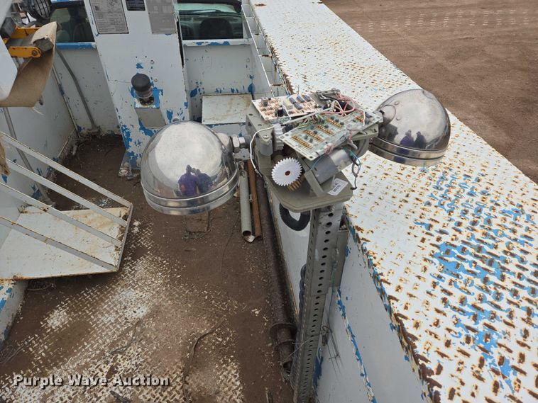 image for item ER5239 2005 Ford F550 Super Duty bucket truck