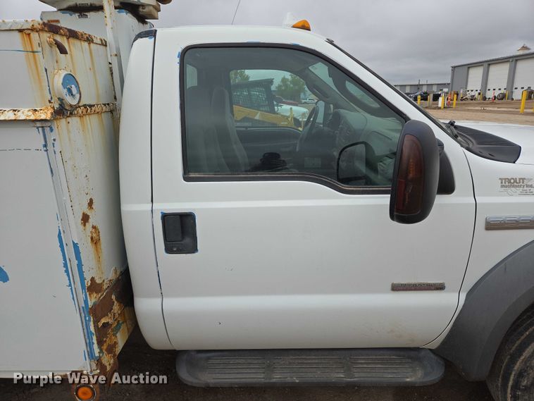 image for item ER5239 2005 Ford F550 Super Duty bucket truck
