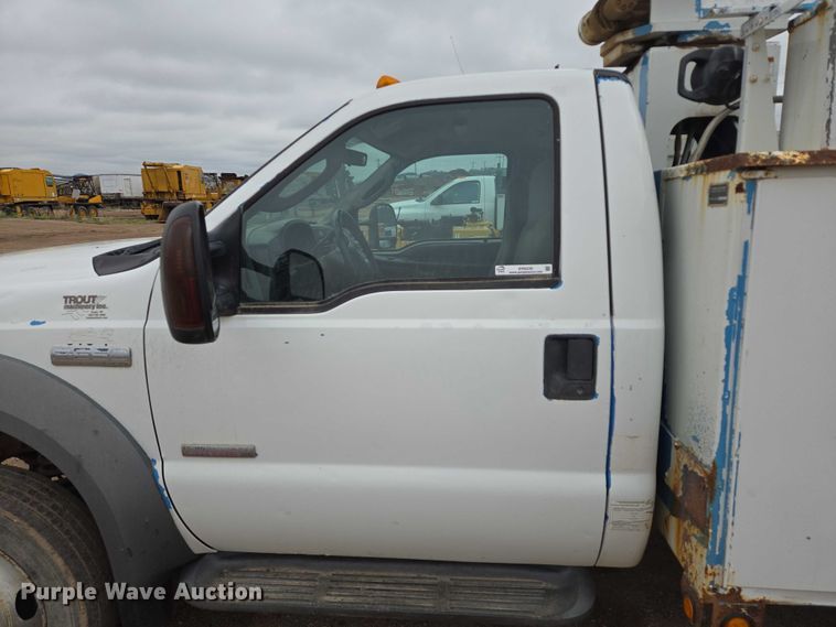 image for item ER5239 2005 Ford F550 Super Duty bucket truck