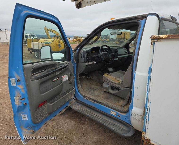 image for item ER5239 2005 Ford F550 Super Duty bucket truck