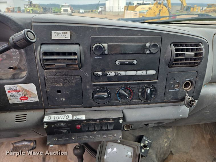 image for item ER5239 2005 Ford F550 Super Duty bucket truck