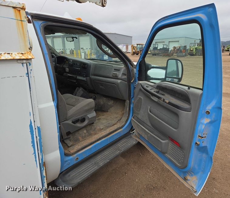 image for item ER5239 2005 Ford F550 Super Duty bucket truck