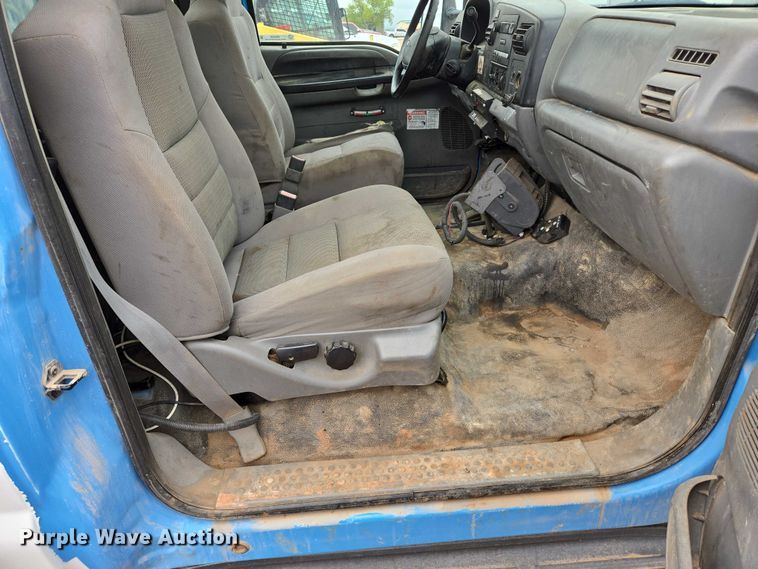 image for item ER5239 2005 Ford F550 Super Duty bucket truck