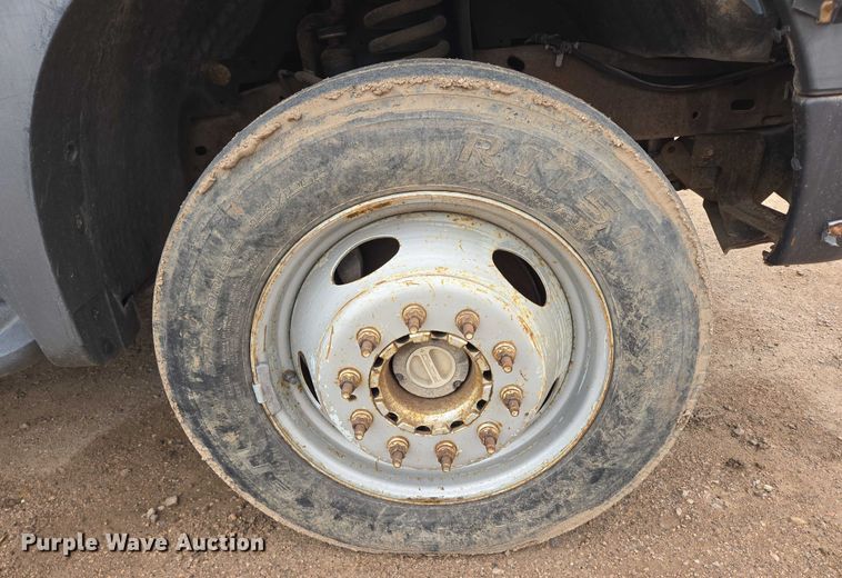 image for item ER5239 2005 Ford F550 Super Duty bucket truck