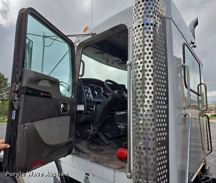 image for item ER5246 2013 Kenworth T800 dump truck