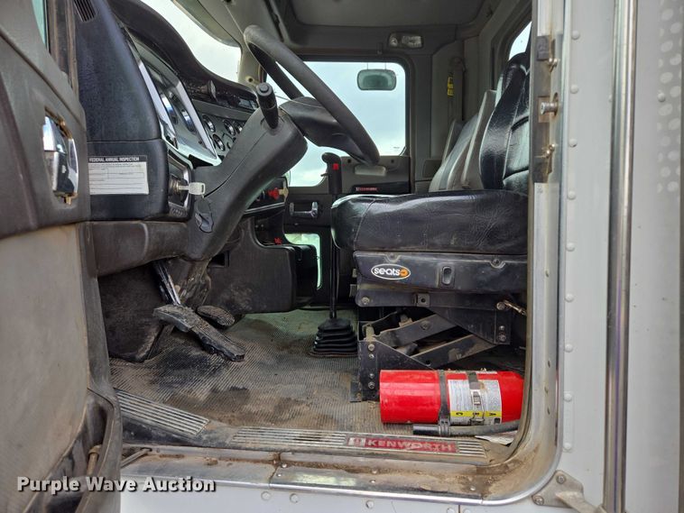 image for item ER5246 2013 Kenworth T800 dump truck