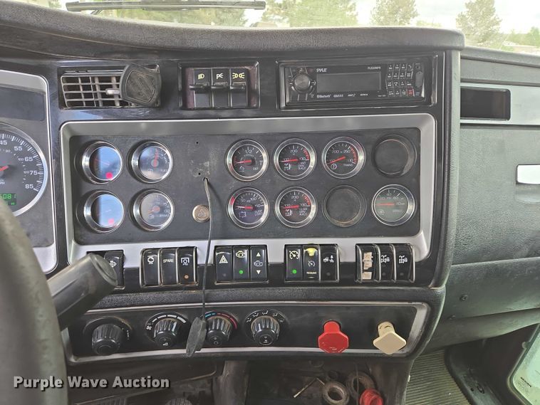 image for item ER5246 2013 Kenworth T800 dump truck