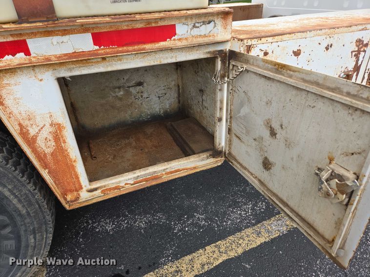 image for item ER5248 1987 International 1754 fuel / lube truck