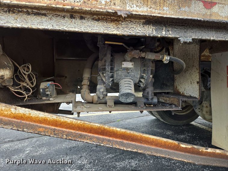 image for item ER5248 1987 International 1754 fuel / lube truck