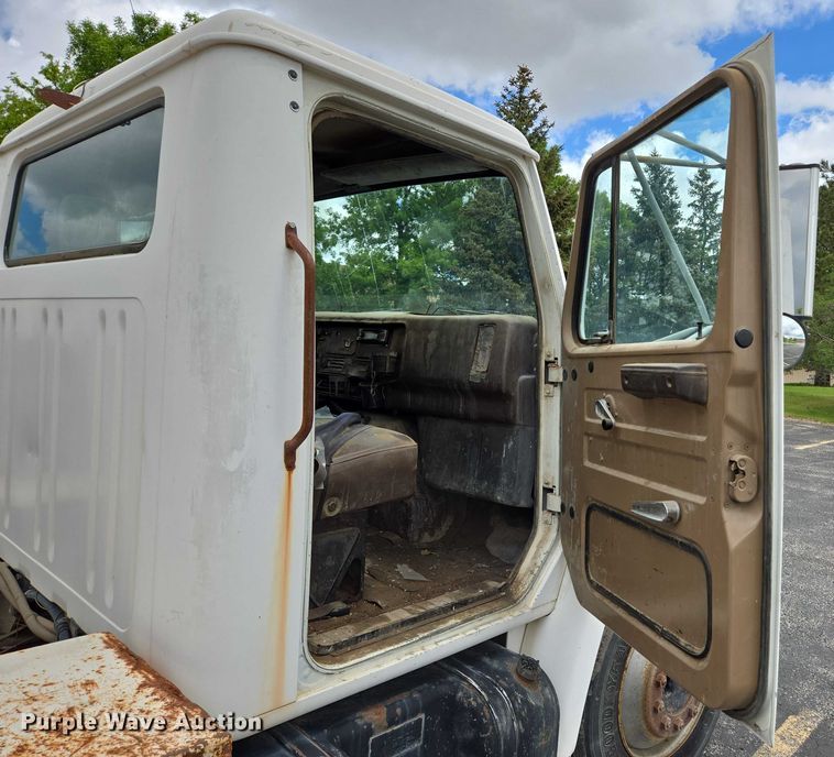 image for item ER5248 1987 International 1754 fuel / lube truck