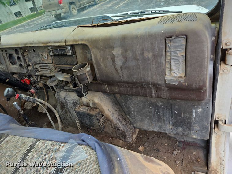 image for item ER5248 1987 International 1754 fuel / lube truck