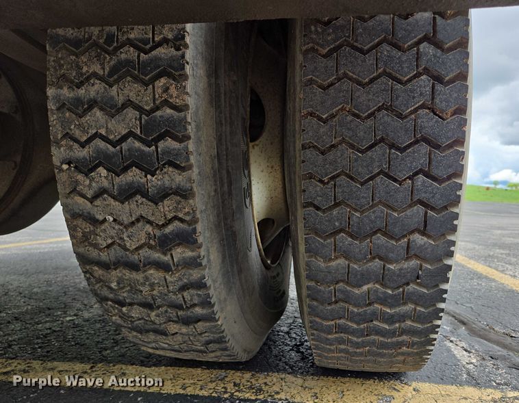 image for item ER5248 1987 International 1754 fuel / lube truck