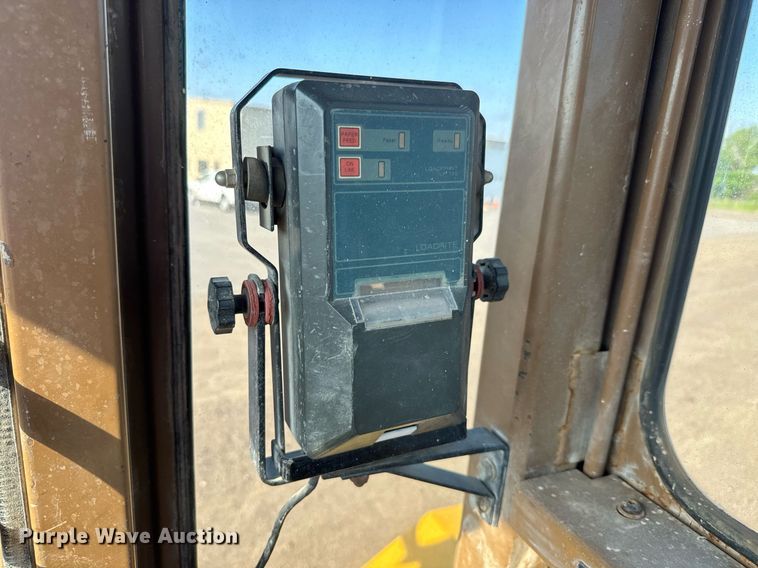 image for item NE9817 1993 Caterpillar 966F Series II wheel loader