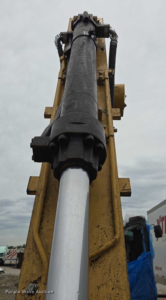 image for item YA0568 2015 Caterpillar 323FL excavator