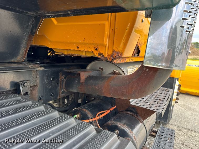 image for item DH9951 2003 International 7400 dump truck