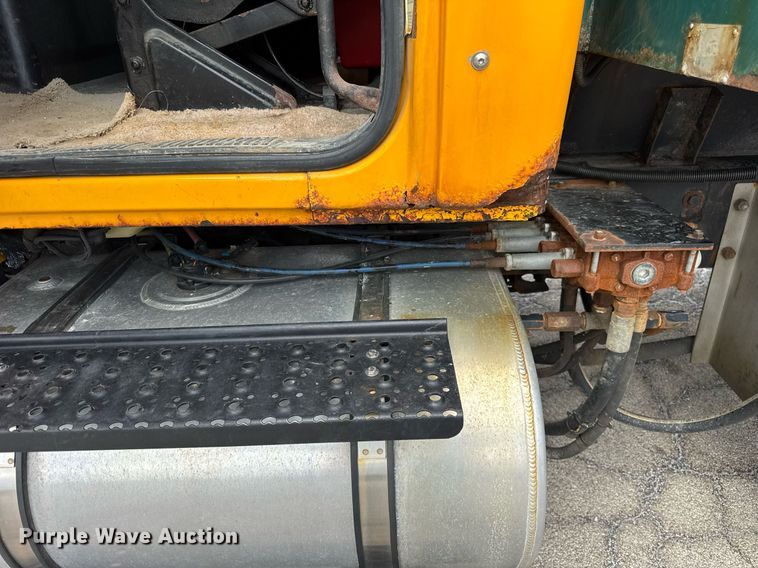 image for item DH9951 2003 International 7400 dump truck